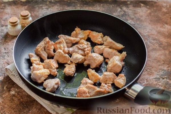 Мясное рагу с грибами, баклажанами, картофелем и сладким перцем