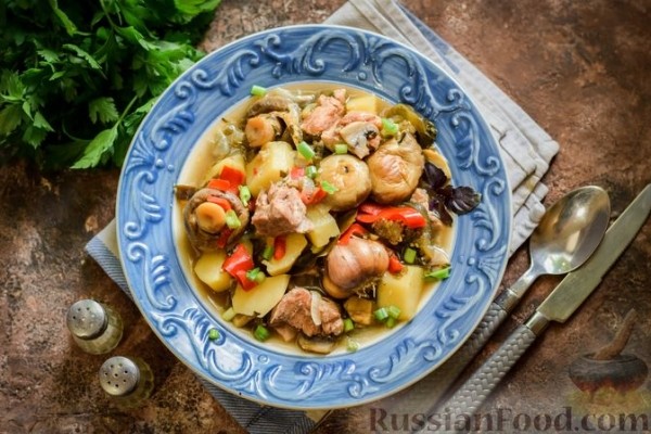 Мясное рагу с грибами, баклажанами, картофелем и сладким перцем