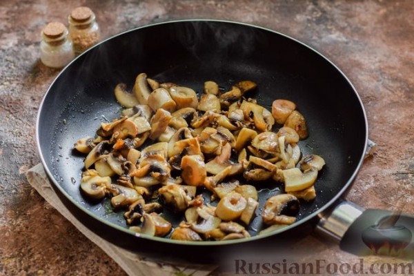 Мясное рагу с грибами, баклажанами, картофелем и сладким перцем