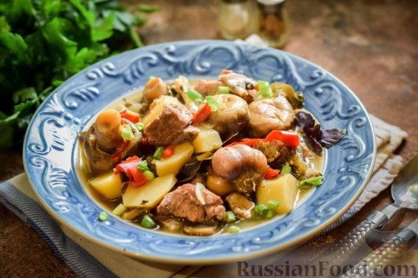 Мясное рагу с грибами, баклажанами, картофелем и сладким перцем