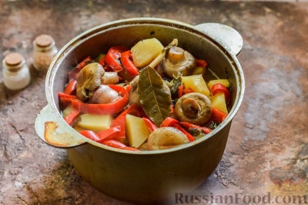 Мясное рагу с грибами, баклажанами, картофелем и сладким перцем