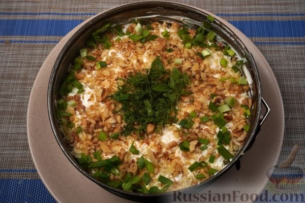 Слоёный салат с говядиной, огурцами, сыром и орехами