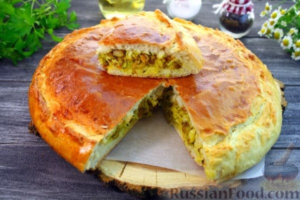 Закрытый дрожжевой пирог с молодой капустой и шкварками