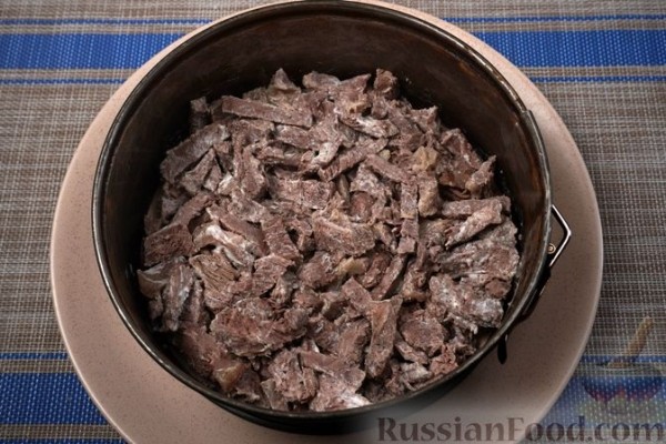 Слоёный салат с говядиной, огурцами, сыром и орехами