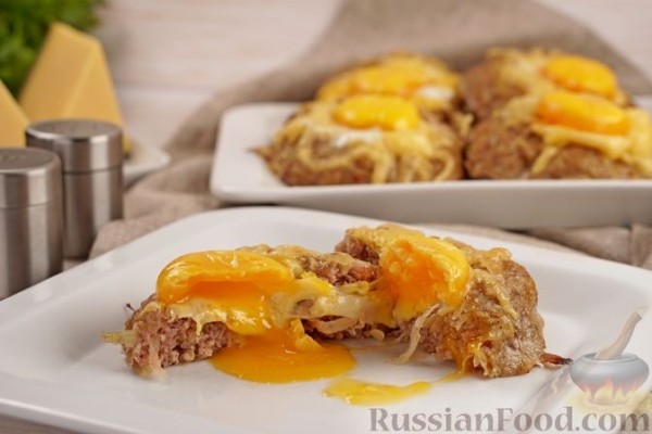 Мясные "гнёзда" с картофелем, сыром и яйцами (в духовке)