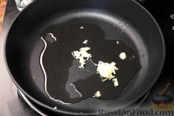 Салат с копченой курицей, фасолью, морковью и сухариками