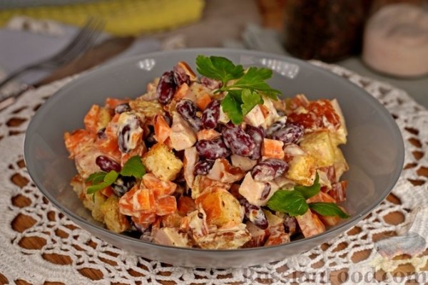 Салат с копченой курицей, фасолью, морковью и сухариками