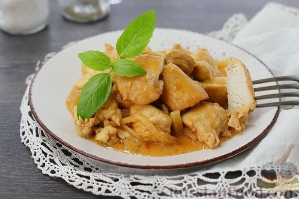 Куриное филе, тушенное в томатно-сливочном соусе