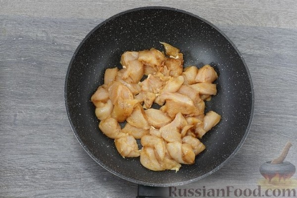 Куриное филе, тушенное в томатно-сливочном соусе