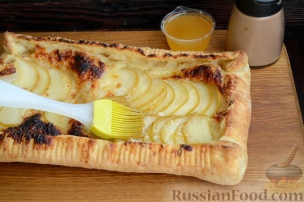 Слоёный тарт с грушами и козьим сыром