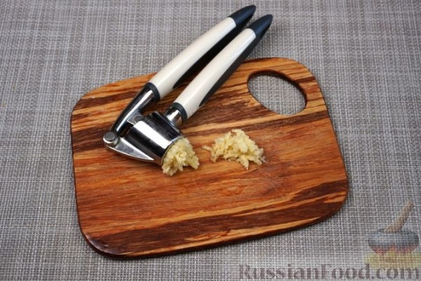 Салат с копченой курицей, фасолью, морковью и сухариками