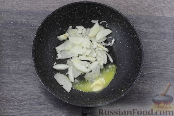Куриное филе, тушенное в томатно-сливочном соусе