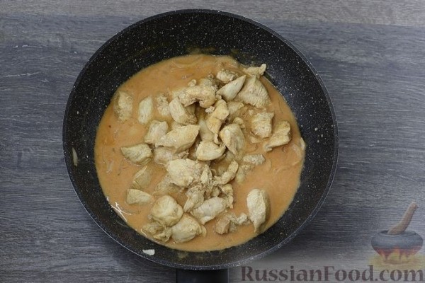 Куриное филе, тушенное в томатно-сливочном соусе