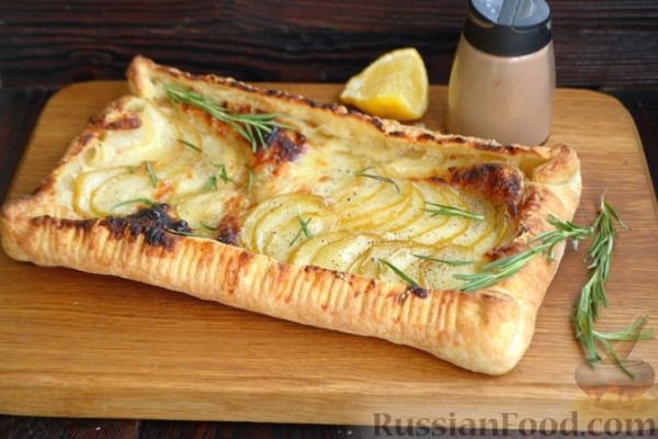 Слоёный тарт с грушами и козьим сыром