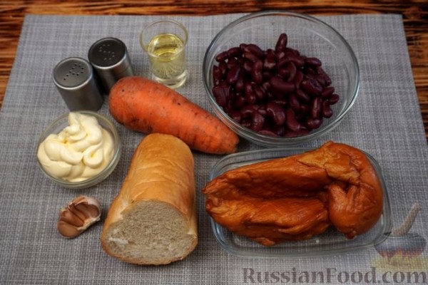 Салат с копченой курицей, фасолью, морковью и сухариками