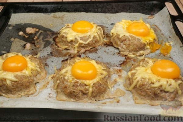 Мясные "гнёзда" с картофелем, сыром и яйцами (в духовке)