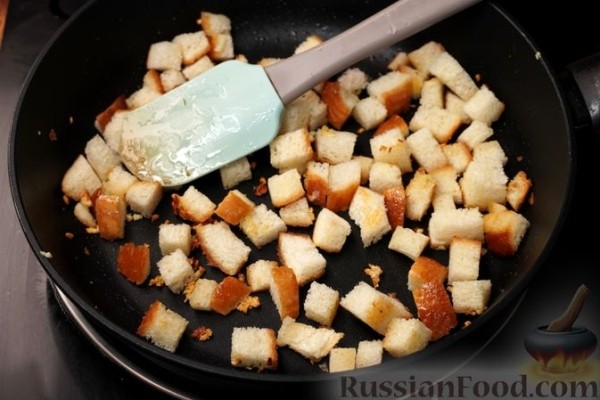 Салат с копченой курицей, фасолью, морковью и сухариками