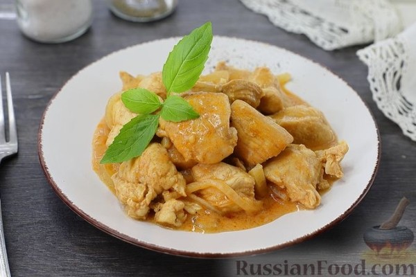 Куриное филе, тушенное в томатно-сливочном соусе