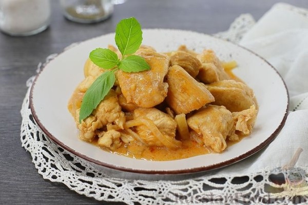 Куриное филе, тушенное в томатно-сливочном соусе