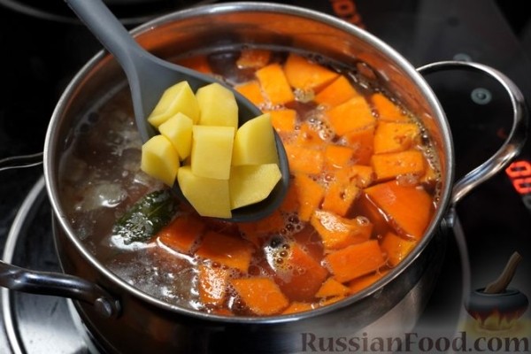 Тыквенный суп с копчёными рёбрышками и чечевицей