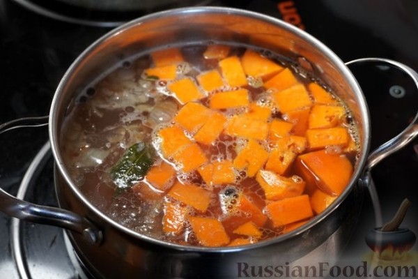 Тыквенный суп с копчёными рёбрышками и чечевицей