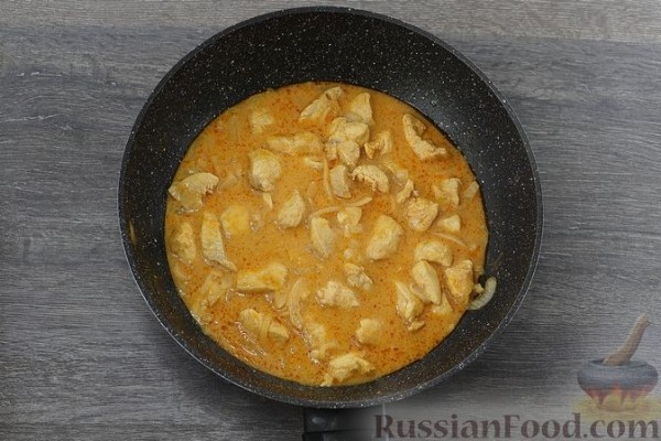 Куриное филе, тушенное в томатно-сливочном соусе