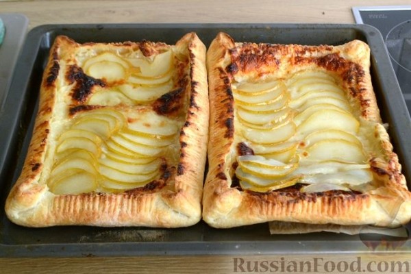 Слоёный тарт с грушами и козьим сыром