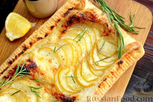 Слоёный тарт с грушами и козьим сыром