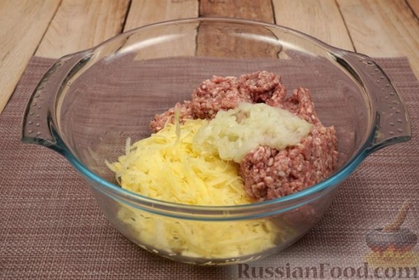 Мясные "гнёзда" с картофелем, сыром и яйцами (в духовке)