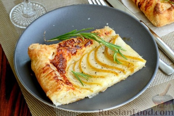 Слоёный тарт с грушами и козьим сыром