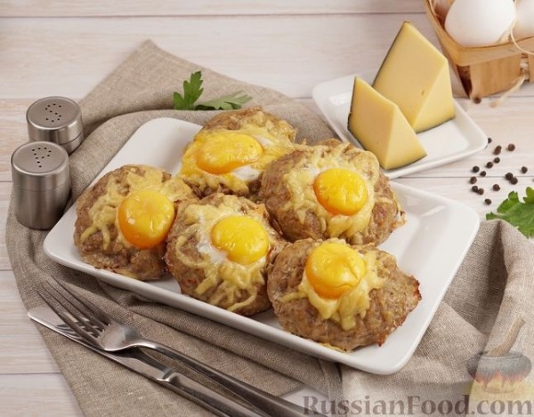 Мясные "гнёзда" с картофелем, сыром и яйцами (в духовке)