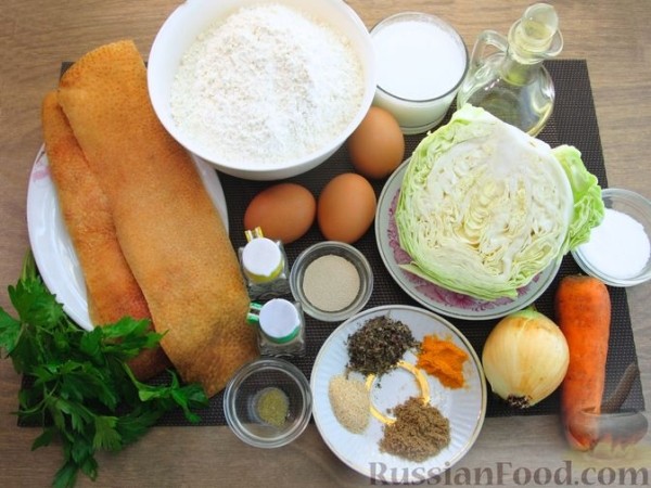 Закрытый дрожжевой пирог с молодой капустой и шкварками
