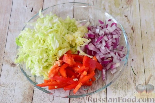 Салат с курицей, сырными шариками и сухариками