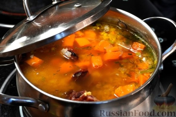 Тыквенный суп с копчёными рёбрышками и чечевицей