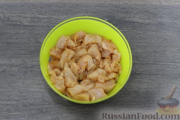 Куриное филе, тушенное в томатно-сливочном соусе
