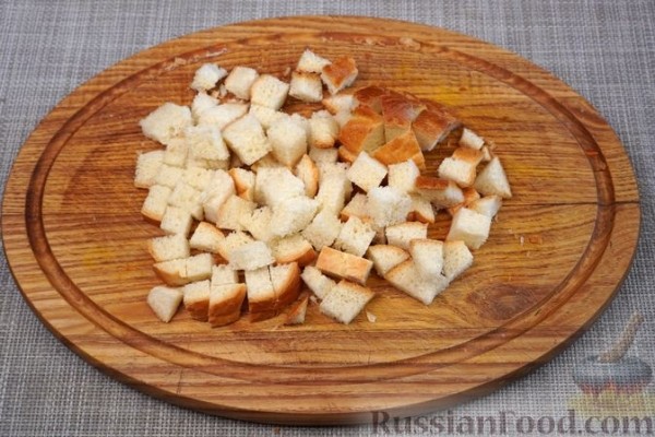 Салат с копченой курицей, фасолью, морковью и сухариками