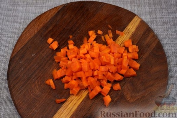Салат с копченой курицей, фасолью, морковью и сухариками