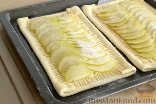 Слоёный тарт с грушами и козьим сыром