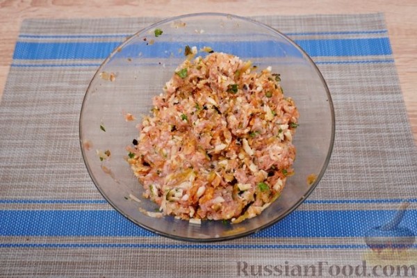 Котлеты из фарша с баклажанами и сыром