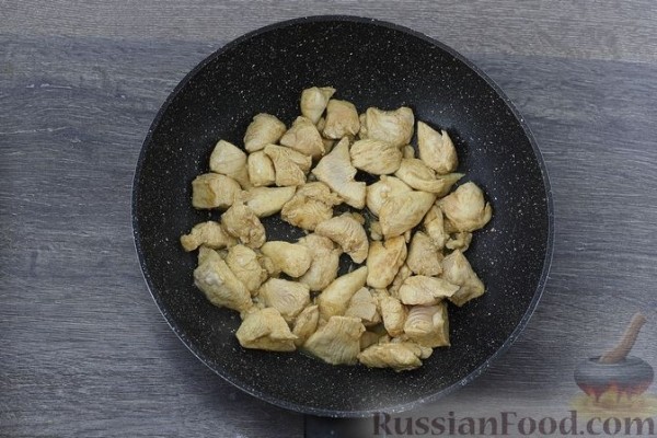 Куриное филе, тушенное в томатно-сливочном соусе