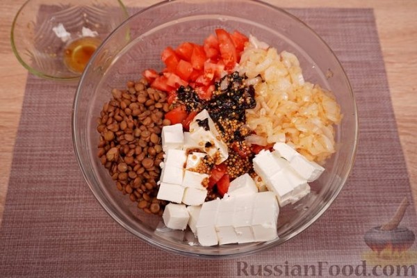 Салат с чечевицей, помидорами и фетой