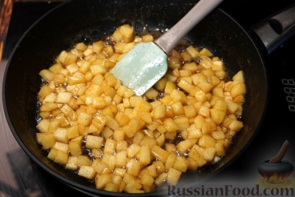 Десерт из яблок с печеньем и джемом