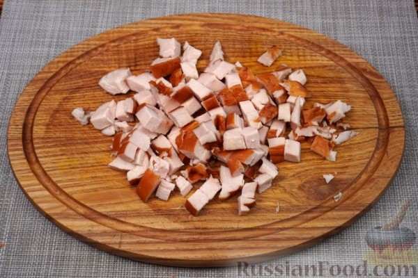 Салат с копченой курицей, фасолью, морковью и сухариками
