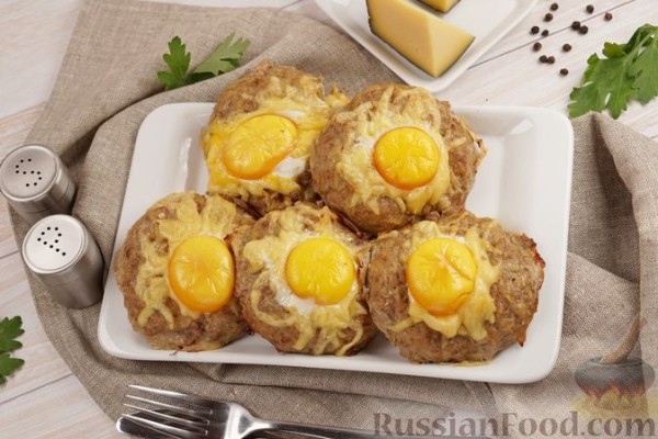 Мясные "гнёзда" с картофелем, сыром и яйцами (в духовке)