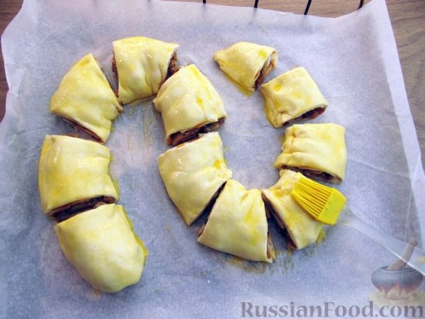 Слоёные рулетики с яблоками, джемом, изюмом и орехами