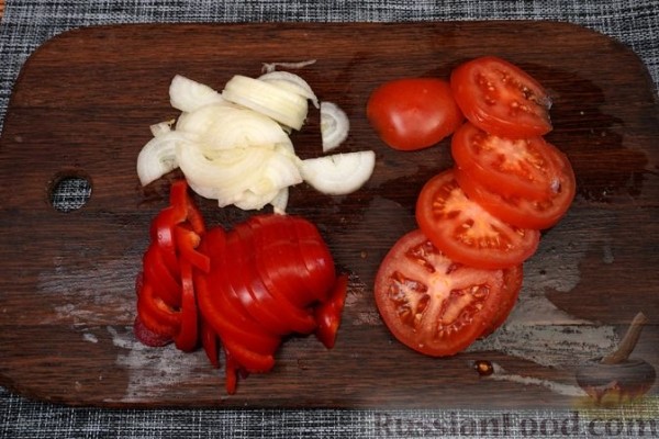 Скумбрия, запечённая с помидорами, перцем и шпинатом