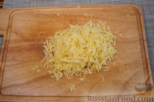 Рулетики с сыром, томатным соусом и зеленью