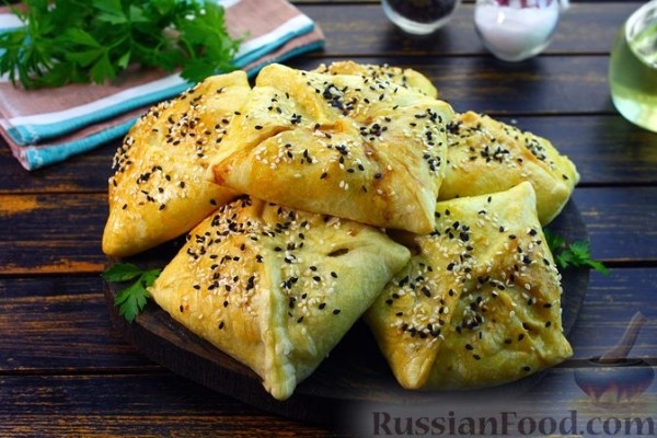 Слойки с кабачками, курицей и творожным сыром