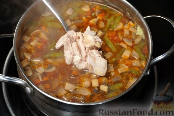 Куриный суп со стручковой фасолью и грибами