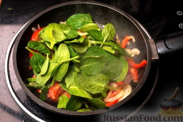 Скумбрия, запечённая с помидорами, перцем и шпинатом